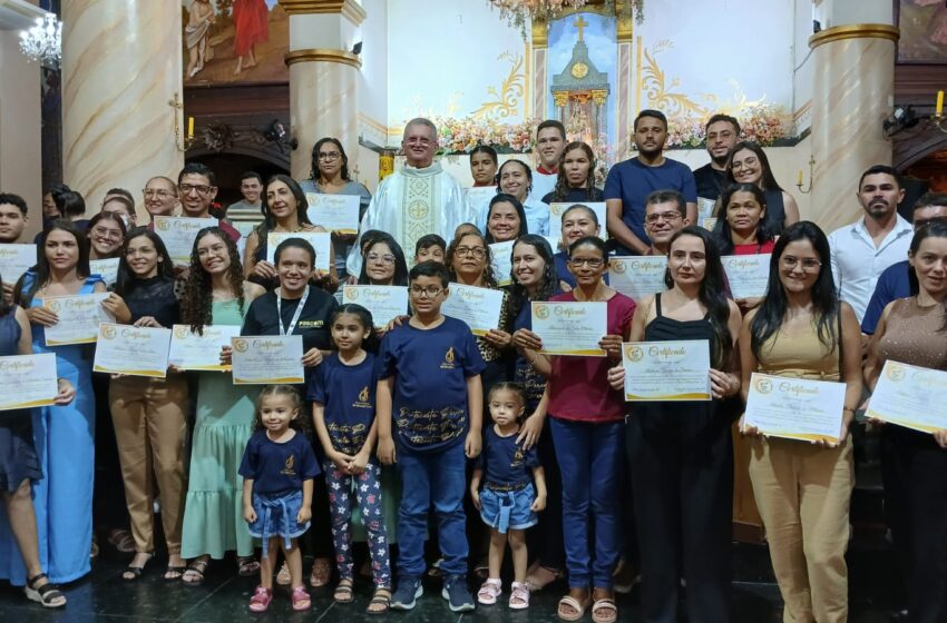 RCC conclui com entrega de certificado o seminário de vida no espirito.