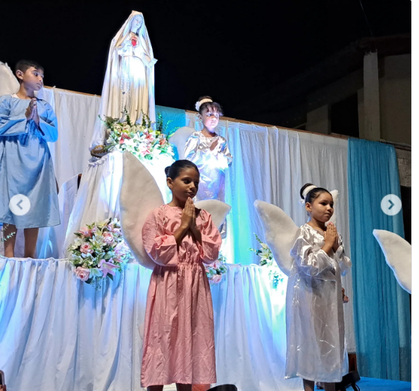  Centenas de fiéis acompanharam a coroação de N. Senhora no bairro Riachinho.