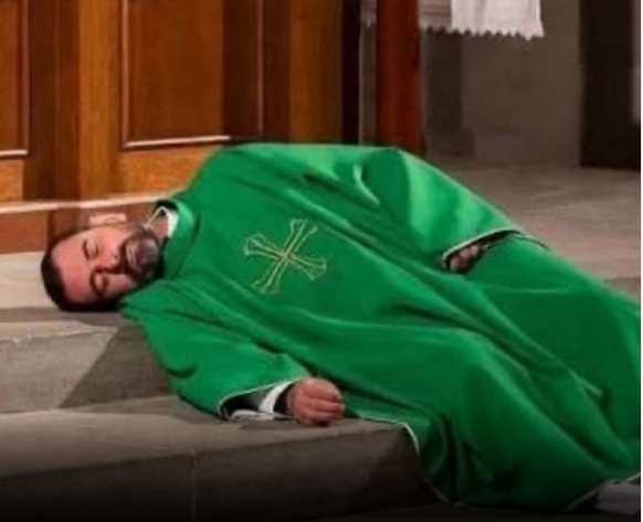  Padre morre no altar após passar mal durante missa.