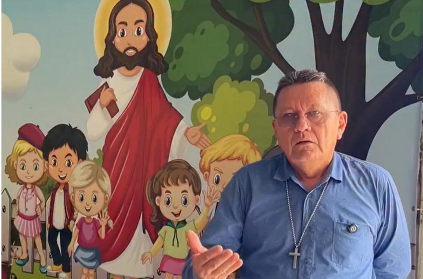  Padre Jaime convida as famílias a colocar filhos na catequese